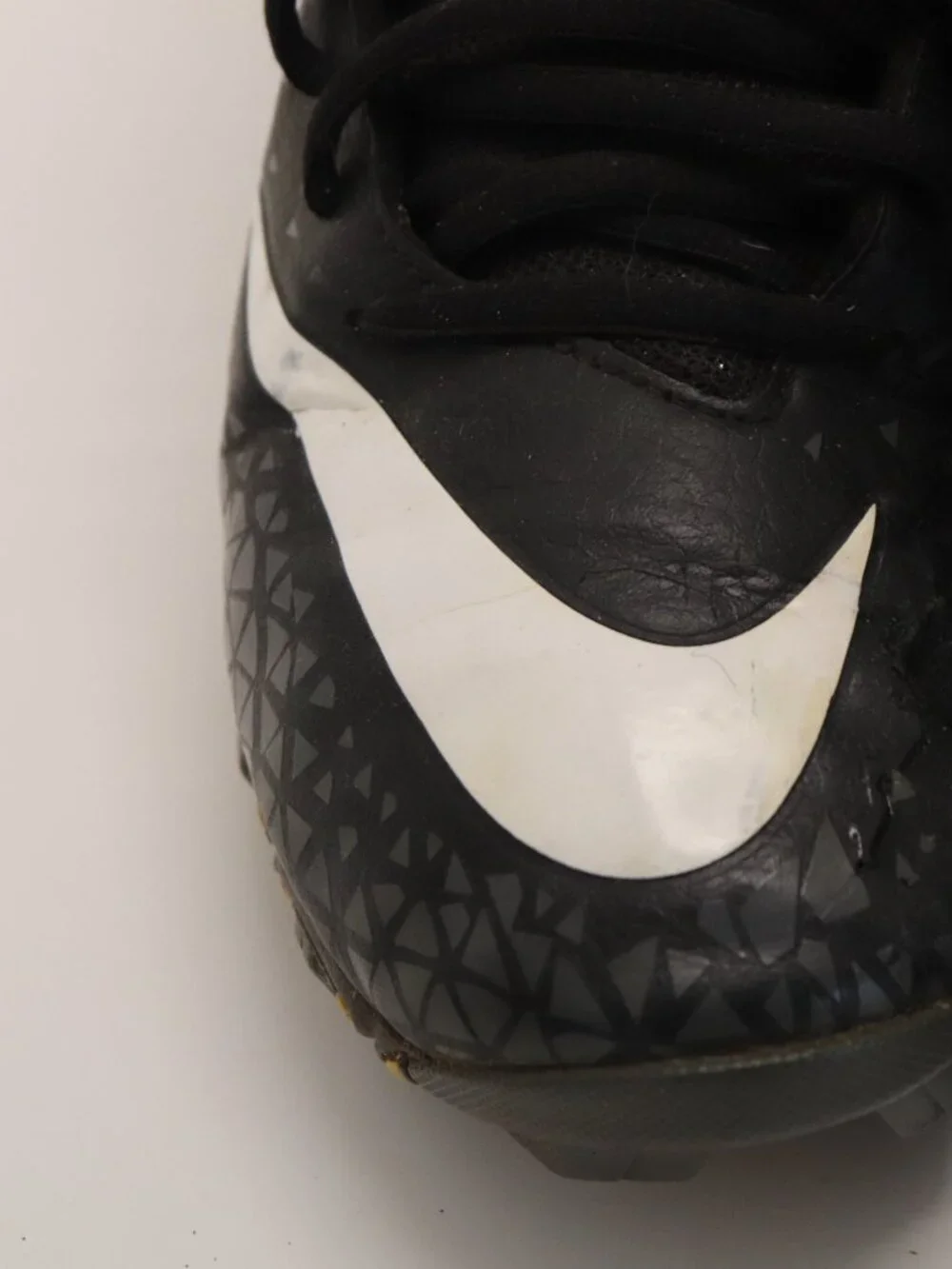 Nike Men's Football Boots Black and White Size 8 S/N 880 109 002